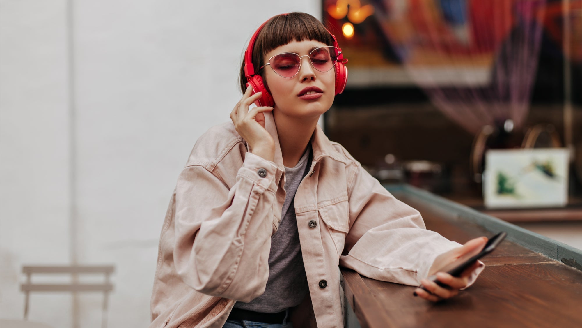 CE CUMPĂRĂM, CE PURTĂM ȘI DE CE NE DORIM LIVRARE RAPIDĂ