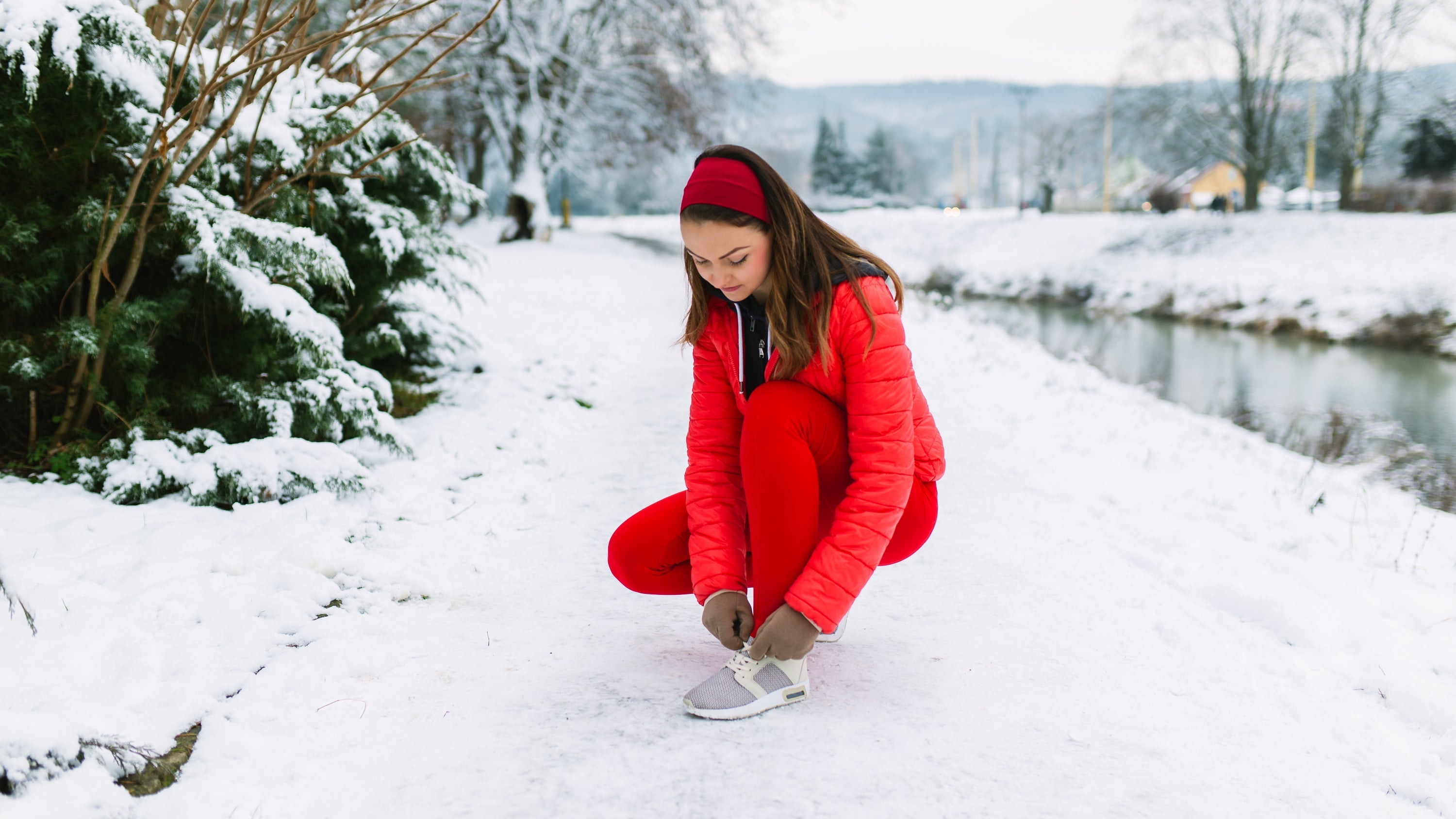 CUM SĂ PORȚI PANTOFII SPORT ÎMBLĂNIȚI ÎN SEZONUL RECE
